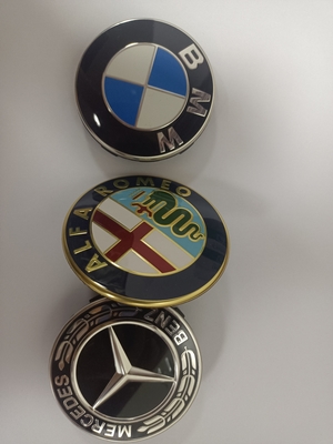Innovative Technologie und klassisches Design - Maßgeschneiderte Kunststoffformen für BMW-Embleme, die den Geist der Marke erben